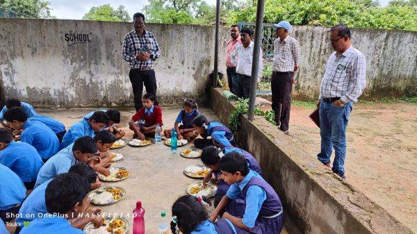 स्कूल से नदारद प्राचार्य व भृत्य सहित 23 शिक्षकों को जारी होगा नोटिस