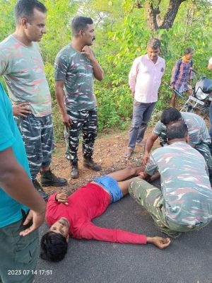 सवारी गाड़ी पलटी, दबकर फंसे ग्रामीणों को सीआरपीएफ के जवानों ने निकाला