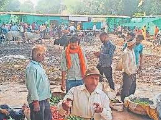 बाजार में पसरी गंदगी, वाहन पार्किंग पेयजल की व्यवस्था भी नहीं