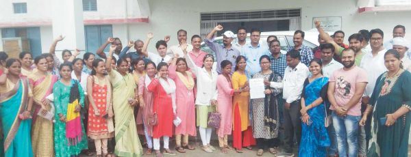 ढाई सौ संविदा कर्मचारियों ने दिया सामूहिक इस्तीफा