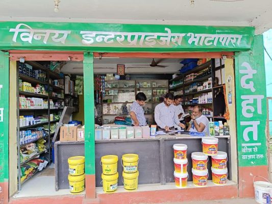  छापा, अनियमितता पर तीन  खाद-बीज दुकानों को नोटिस