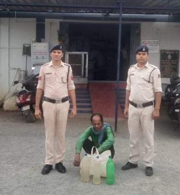 कोचिया गिरफ्तार, शराब जब्त