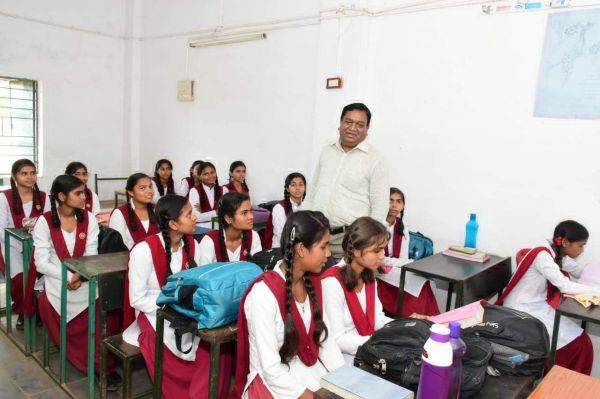कलेक्टर ने बच्चों के ज्ञान व अध्ययन के स्तर को परखा