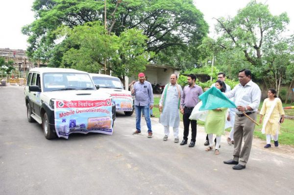 कलेक्टर ने मोबाईल डेमोन्सट्रेशन वैन को हरी झंडी दिखा किया रवाना