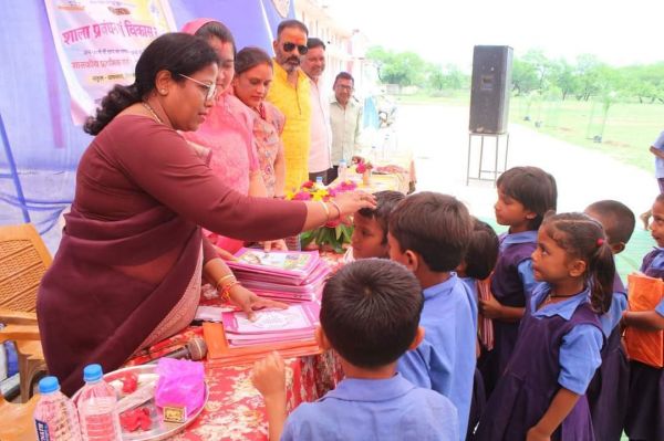 मेयर ने विद्यार्थियों का तिलक लगाकर किया स्वागत