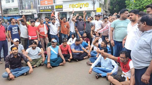 करंट से मौत, फूटा गुस्सा, बिजली दफ्तर के सामने चक्काजाम