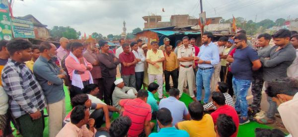 मांगों को ले लोगों का चक्काजाम, आश्वासन पर माने