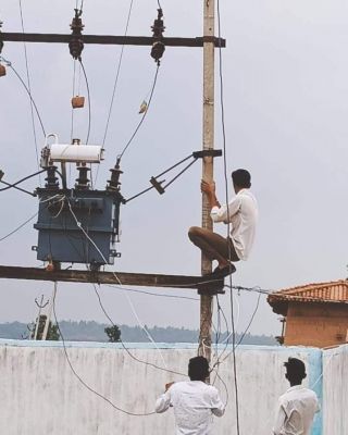 स्कूली छात्रों की जान जोखिम में डालकर कटवाया अवैध बिजली कनेक्शन