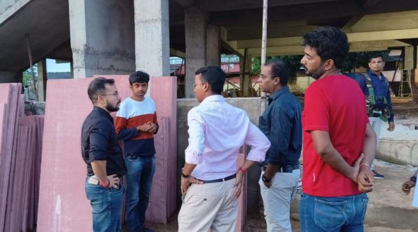 कलेक्टर ने मंदिर में चल रहे निर्माण कार्यों का लिया जायजा