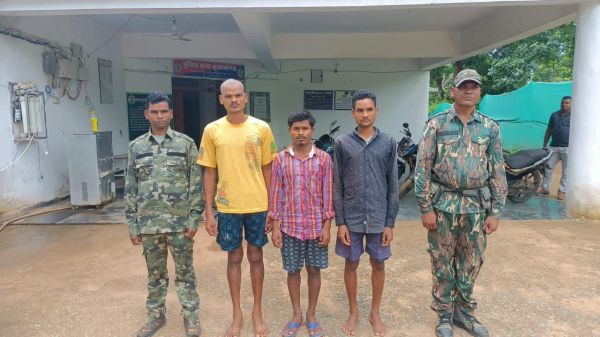 हत्या कर खेत में फेंकी थी लाश,तीन आरोपी गिरफ्तार