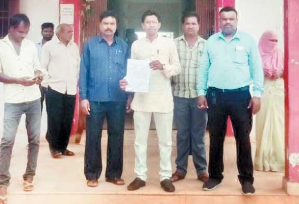 मिसल रिकॉर्ड निकलवाने में हो रही समस्याओं को दूर करने सौंपा ज्ञापन