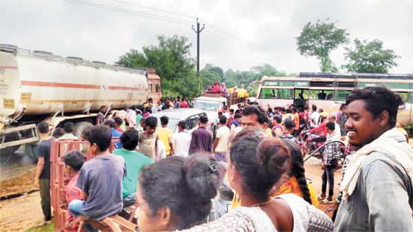 यात्री बस व डीजल टैंकर में टक्कर, चालक समेत कई जख्मी, डीजल लूटने मची होड़