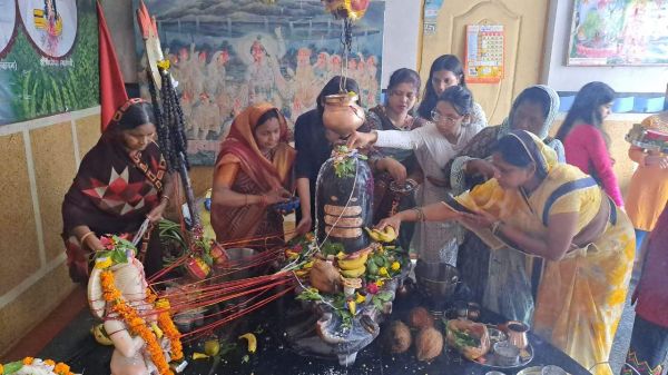 शिवालयों में सावन के दूसरे सोमवार को भक्तों का तांता