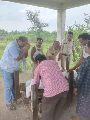 समाज ने किया किनारा, तो पुलिस बनी बैरागी परिवार का सहारा