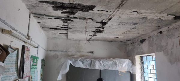 जर्जर स्कूल भवन में बैठकर बच्चे गढ़ रहे भविष्य,  अनहोनी की आशंका से चिंतित अभिभावक