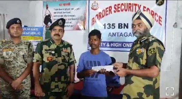 तीन लाख के ईनामी नक्सली का समर्पण