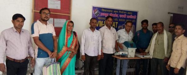 डमी वोट डाले और उनका वोट किस तरह किस प्रत्याशी को गया, मतदाताओं ने देखा