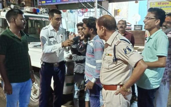 बिना हेलमेट व सीट बेल्ट वाले वाहन चालकों से वसूला शुल्क