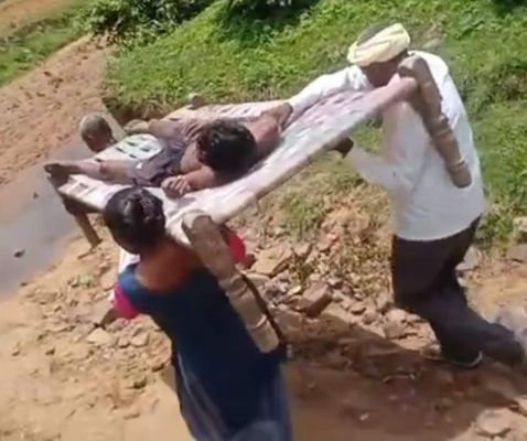 सडक़ नहीं, मरीज को खाट पर लेटाकर अस्पताल पहुंचाने मजबूर
