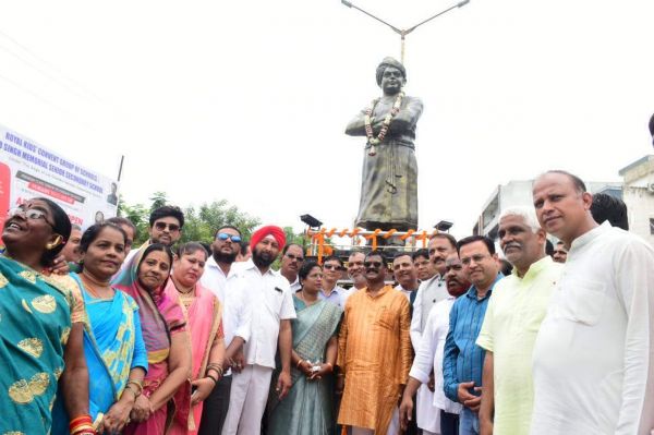 प्रभारी मंत्री भगत ने किया  प्रतिमा का अनावरण 