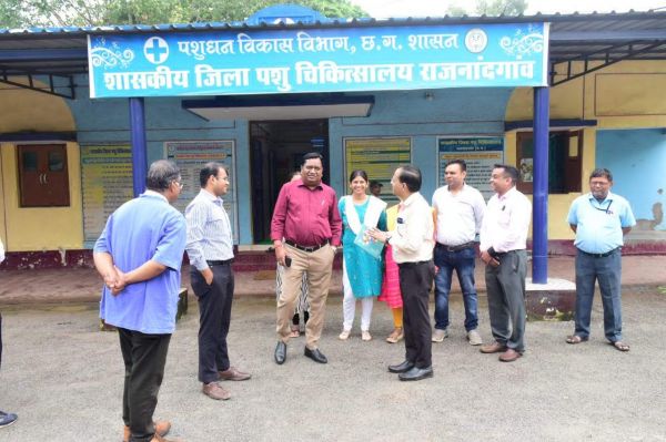 जिला पशु चिकित्सालय  का किया निरीक्षण
