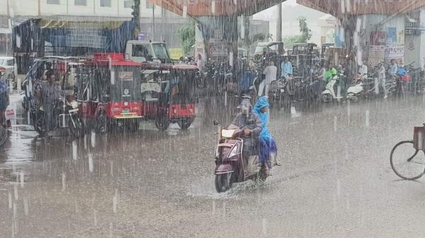 झमाझम बारिश से कार्यालय परिसरों में भरा पानी