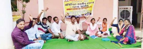 घरघोड़ा जनपद के रोजगार सहायक अनिश्चितकालीन हड़ताल पर