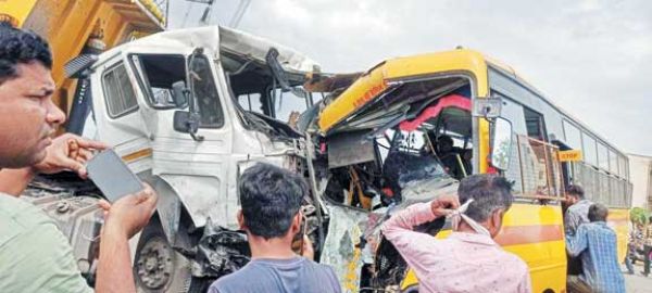 स्कूली बस-ट्रेलर में जोरदार टक्कर, दोनों वाहन बुरी तरह क्षतिग्रस्त