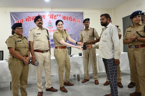 15 लाख के 105 गुम मोबाइल का वितरण
