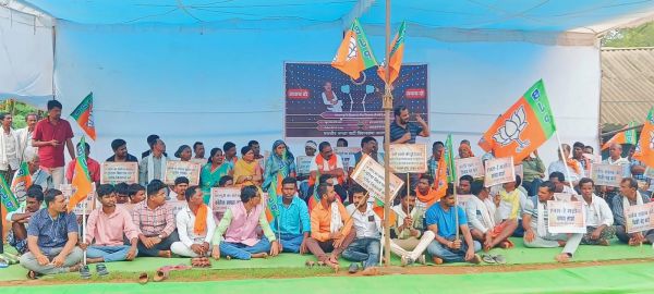 भाजपा ने दिया विधायक चंदन के खिलाफ धरना, निकाली रैली