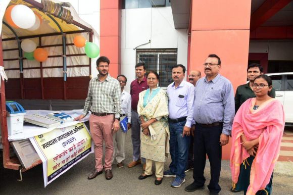 ईवीएम जागरूकता प्रसार वैन को कलेक्टर ने हरी झण्डी दिखा किया रवाना