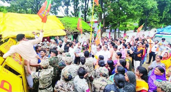 तेज बारिश के बीच भाजपाइयों ने विधायक निवास घेरा, पुलिस के साथ झूमा-झटकी
