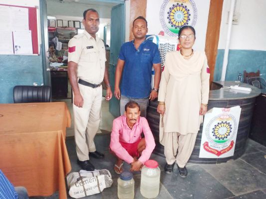सार्वजनिक स्थानों पर शराब पीते 6 गिरफ्तार