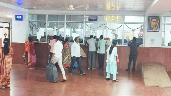 बारिश से वातावरण में बनी नमी से मौसमी बीमारी की गिरफ्त में लोग