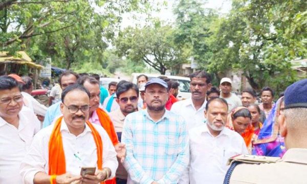 जर्जर सडक़ से आक्रोशित भाजपा नेताओं  व ग्रामीणों ने किया चक्काजाम