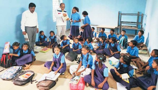  डीईओ का भोपालपटनम ब्लॉक में दौरा, 13 स्कूलों मेें दबिश, 5 स्कूलों में मिले ताले, 34 शिक्षक गैरहाजिर
