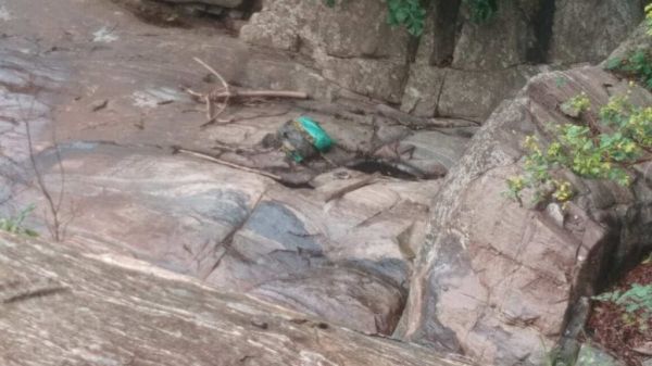 जलप्रपात में प्लास्टिक की बोरियों में टुकड़ों में मिली युवक की लाश