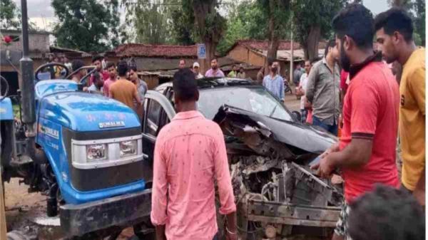 कार-ट्रैक्टर में भिड़ंत, कार के उड़े परखच्चे, दो लोग बाल-बाल बचे