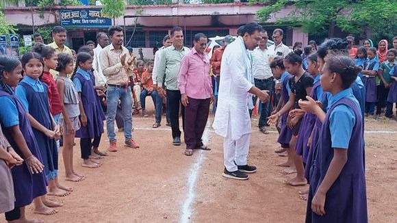 देमार में ग्रामीण स्तर पर छत्तीसगढिय़ा ओलंपिक के समापन समारोह में पहुंचे महापौर