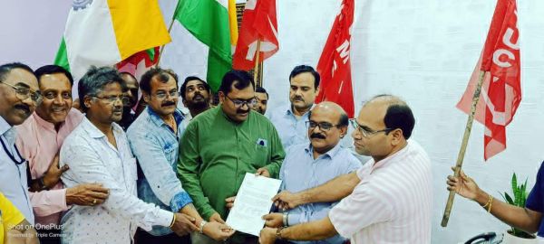 विशाखापट्टनम एवं भुवनेश्वर में एनएमडीसी कार्यालय को बंद करने से नाराज मजदूर संगठनों का प्रदर्शन