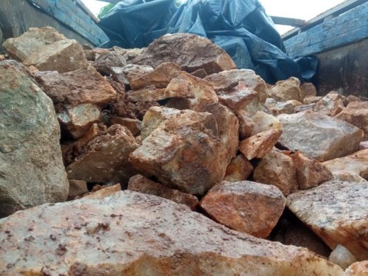 क्वार्ट्ज पत्थर लोड दो ट्रक लावारिस छोड़ भागे चालक