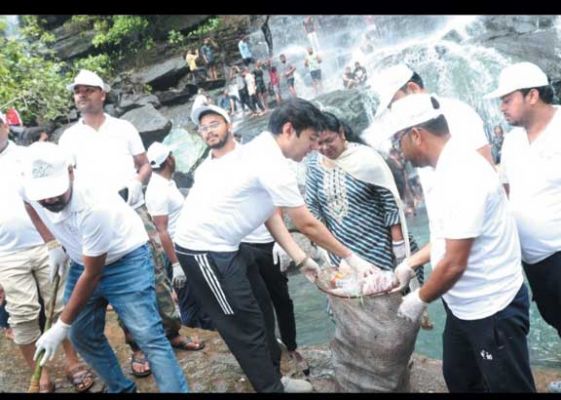 स्वच्छता का संदेश, अफसरों ने थामी झाड़ू