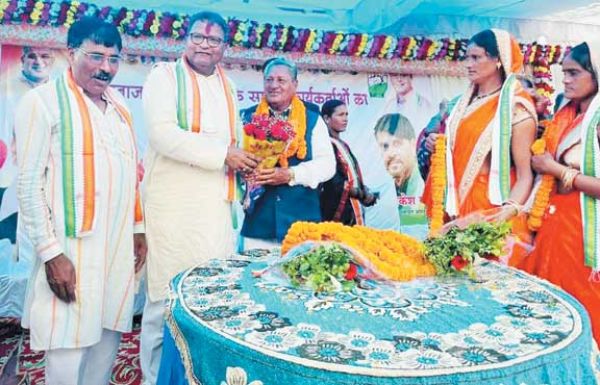 पूर्व विधायक जनक के जन्मदिन पर बधाई देने कांग्रेसियों का तांता