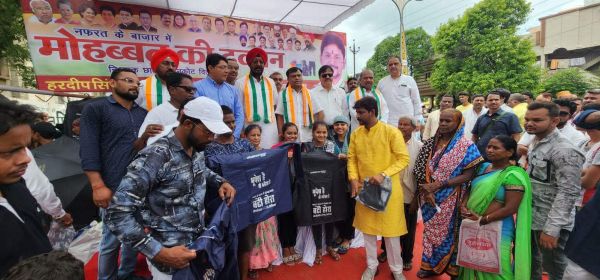 पीसीसी अध्यक्ष ने वार्डों में बांटे रेनकोट व छाते