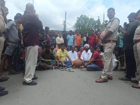 पेयजल समस्या पर लोगों का चक्काजाम,  बड़े आंदोलन की दी चेतावनी