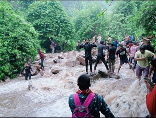 चिंगरापगार जलप्रपात में घंटों फंसे रहे सैकड़ों