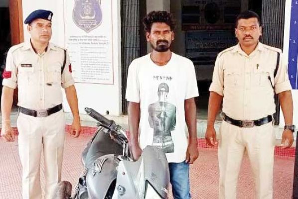 बाइक चोरी का आरोपी गिरफ्तार, सीसीटीवी फुटेज से पहचान