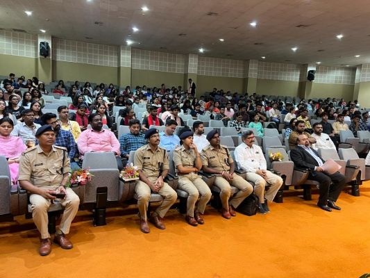 नशे के विरुद्ध पुलिस का ‘हेलो जिंदगी’  अभियान, हिदायतुल्ला विवि में नुक्कड़ नाटक