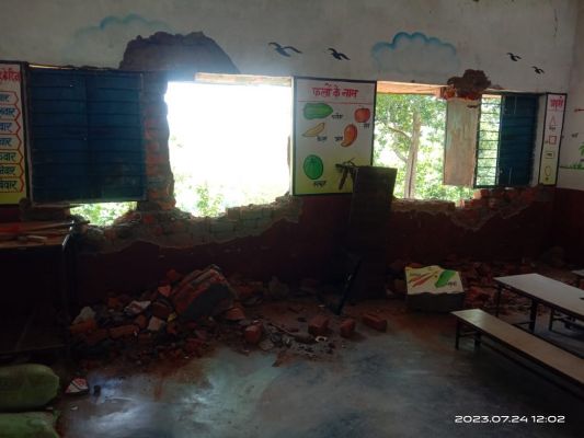 हाथी ने दो स्कूलों को पहुंचाया नुकसान