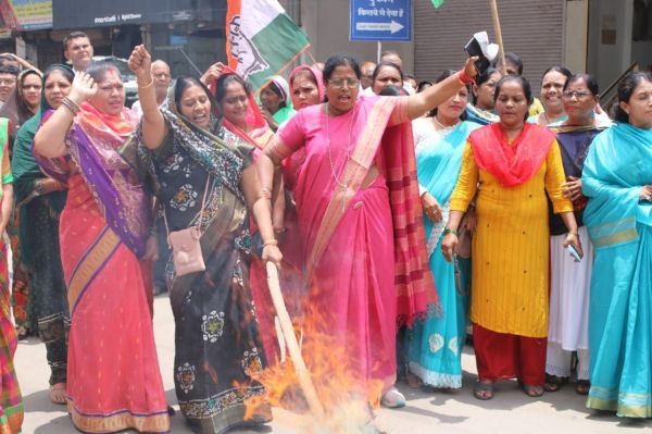महिला कांग्रेस ने प्रधानमंत्री का फूंका पुतला